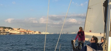 Simply relax during this sailing tour 
