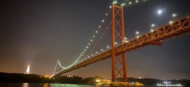 Ponte 25 de Abril by night sailing tour