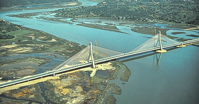 Bridge over Rio Arade (by Armando Rito)