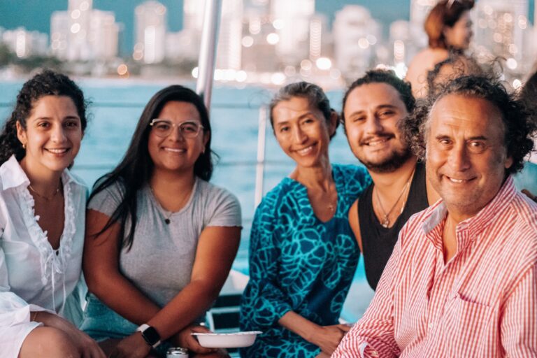 Crucero con fuegos artificiales el viernes por la noche en Waikiki