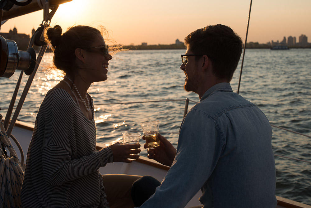 Zeilcruise bij zonsondergang in New York