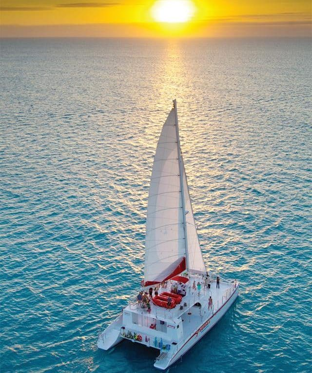 Zeil bij zonsondergang in Key West