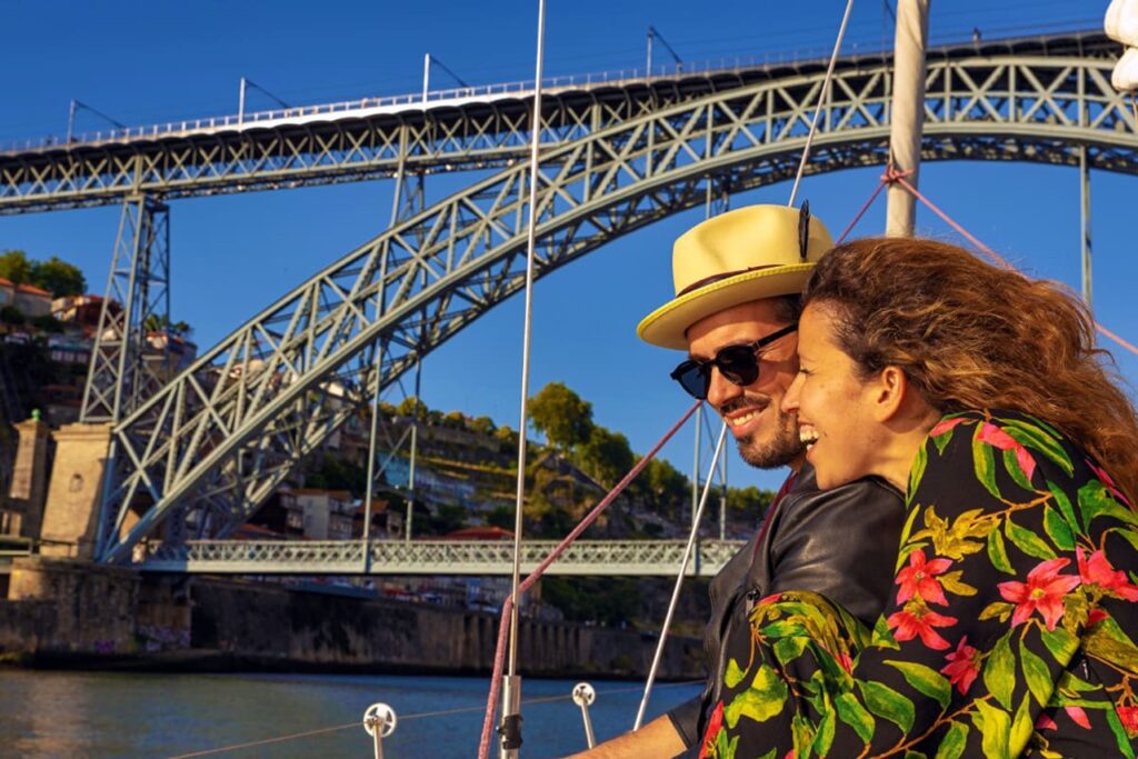 Passeio de barco turístico no Porto