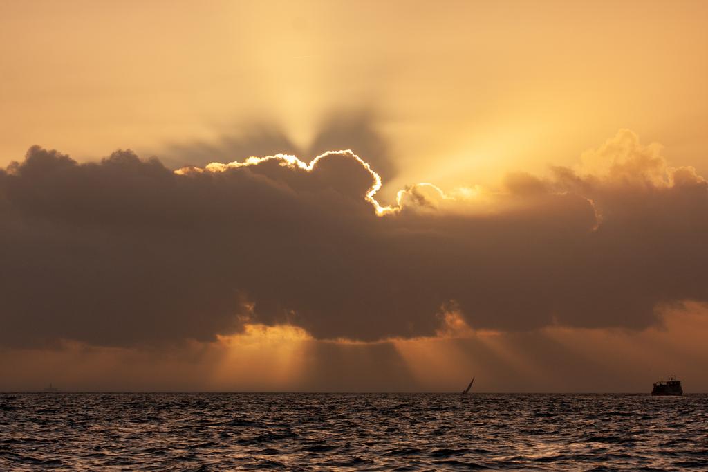 Zonsondergang met speedboot in Lissabon