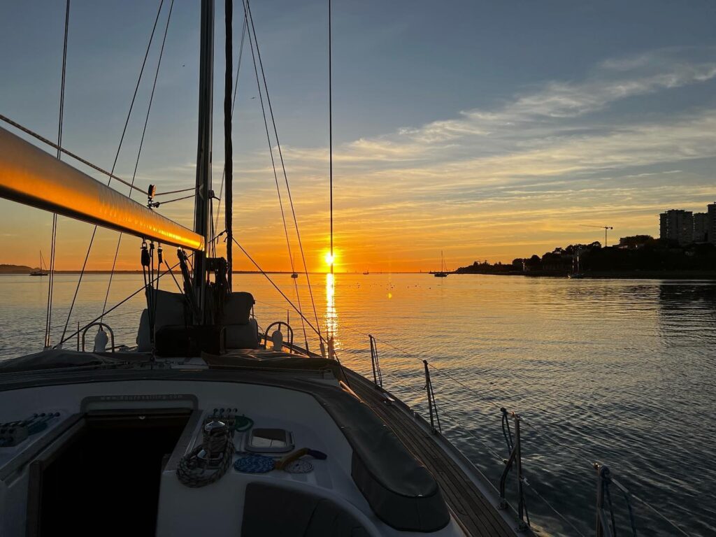 Cruzeiro partilhado ao pôr do sol no Porto