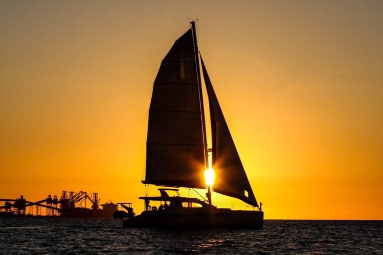 Puesta de sol inolvidable en catamarán en Lisboa