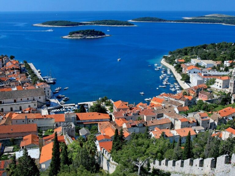 Passeio de barco de Trogir às ilhas Hvar e Pakleni