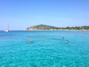 Brač y Bol en barco desde Trogir