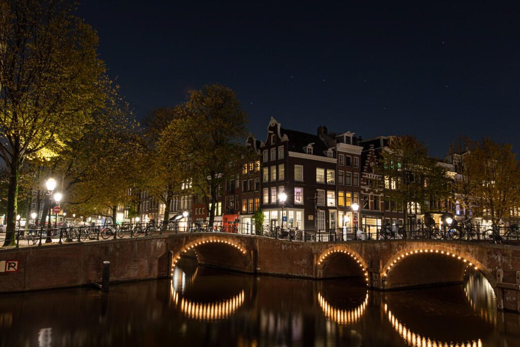 Abendliche Bootsfahrt in Amsterdam