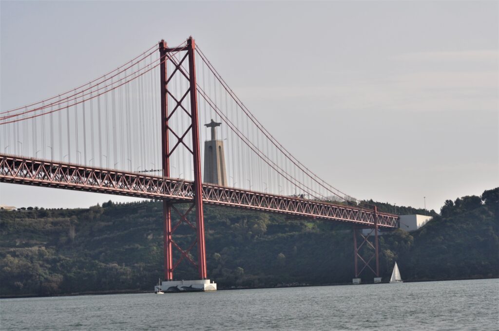 Paseo en velero al atardecer para descubrir Lisboa