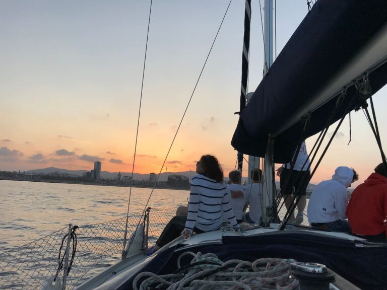 Sonnenuntergangsfahrt auf einem Segelboot in Barcelona