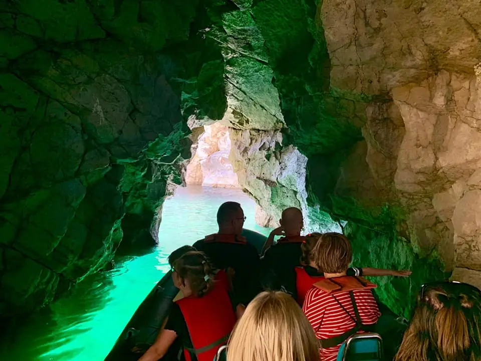 Passeio de barco às grutas de Salema