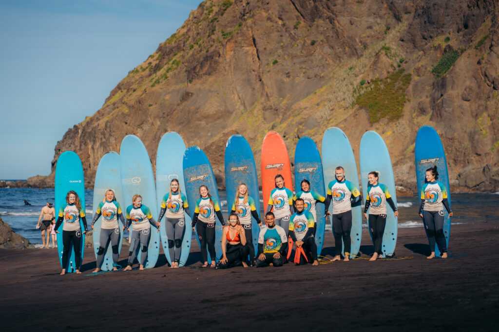 Groepsles surfen op Madeira