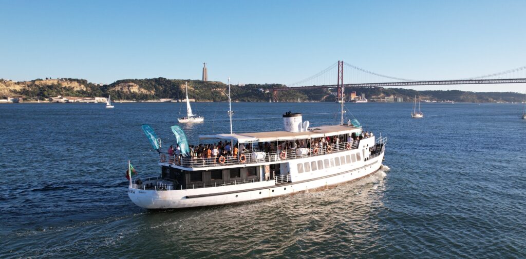 Su paseo en barco privado en Lisboa hasta 220 personas