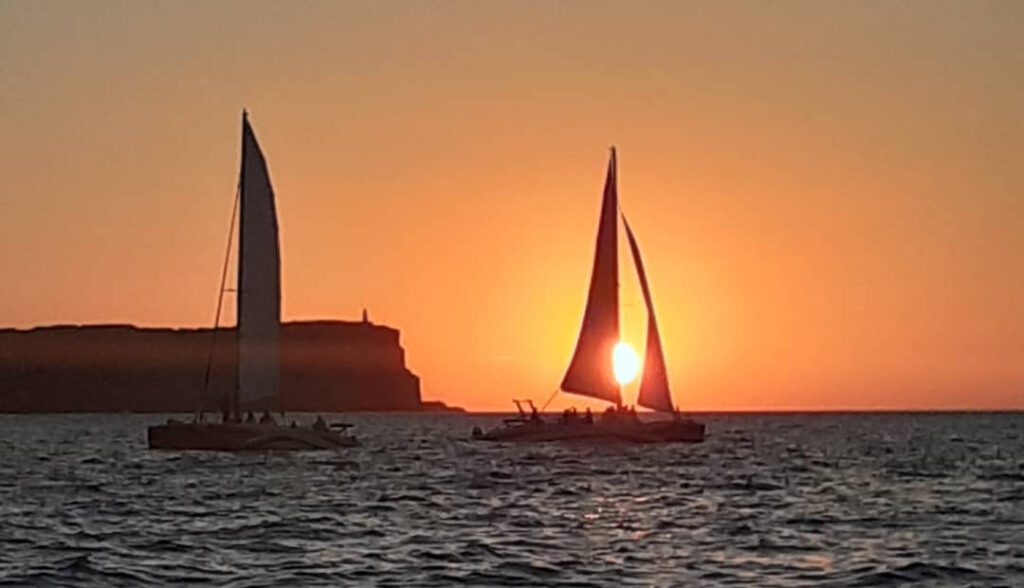 Katamaran-Tour bei Sonnenuntergang auf Menorca