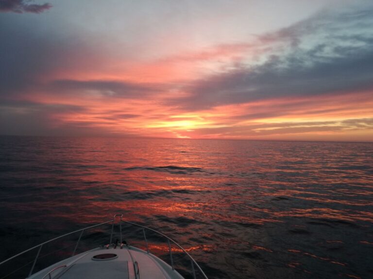 O melhor começo para o seu dia: Passeio à vela ao nascer do sol