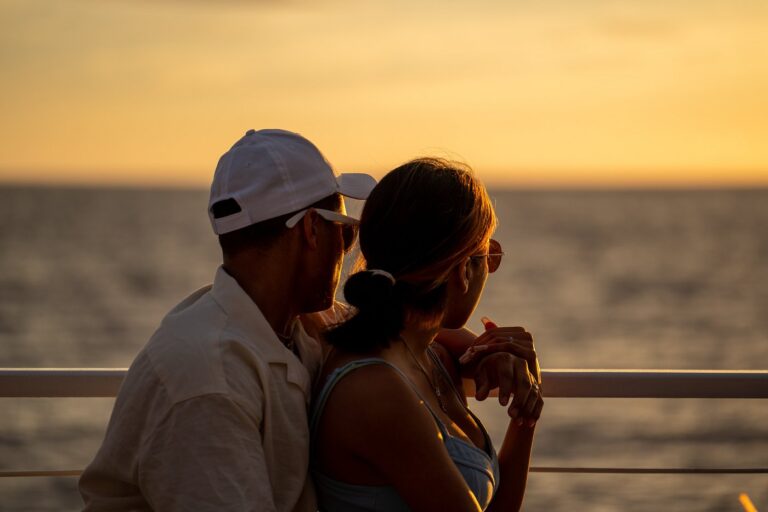 Sunset Catamaran Tour with Dinner in Kailua-Kona