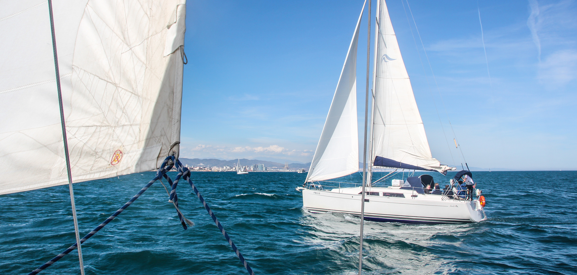 Excursión privada en velero por Barcelona