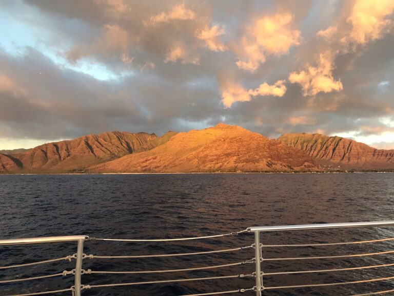 Crucero en catamarán al atardecer en Waianae