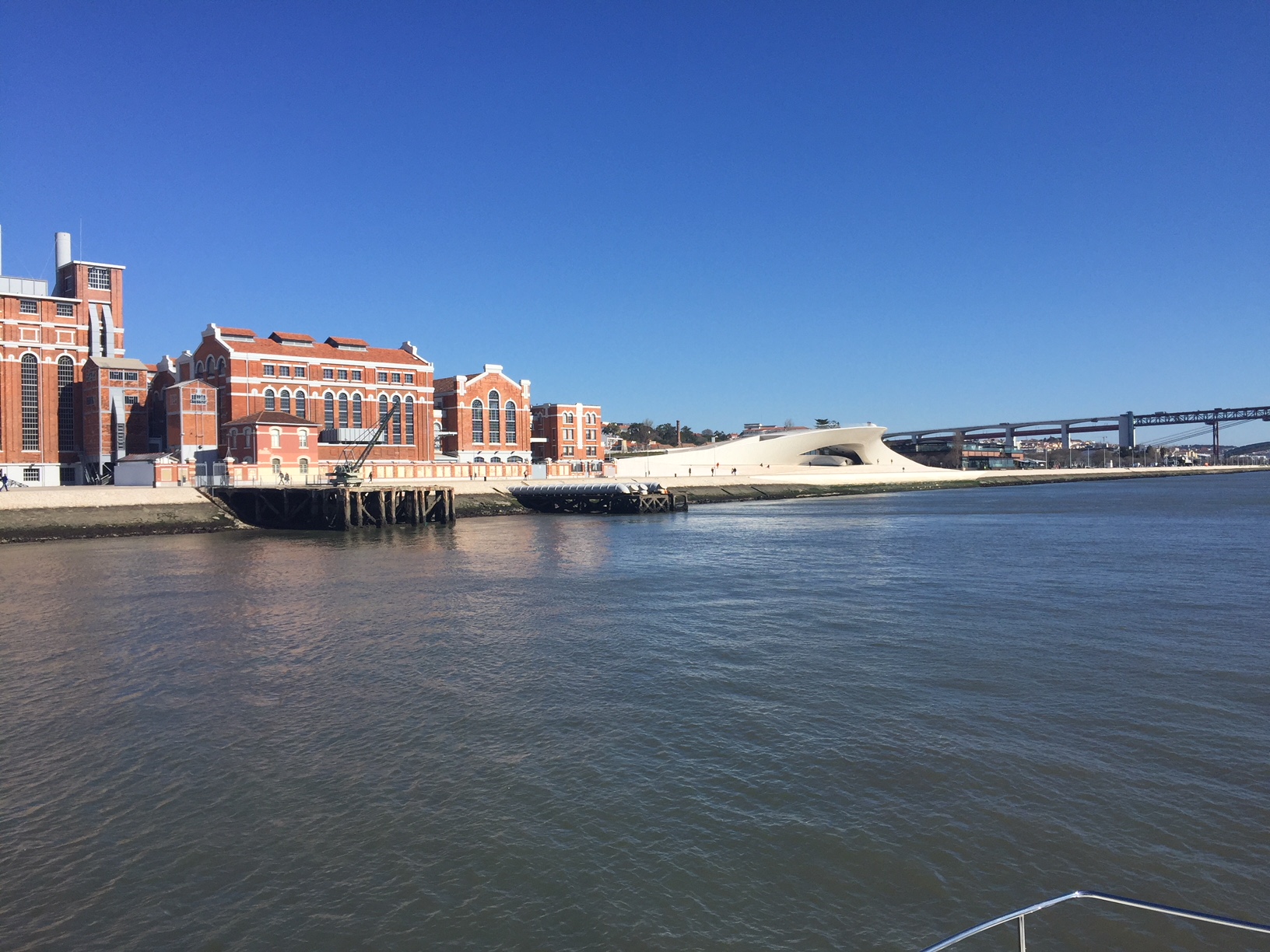 Passeio de barco de 1 hora em Lisboa