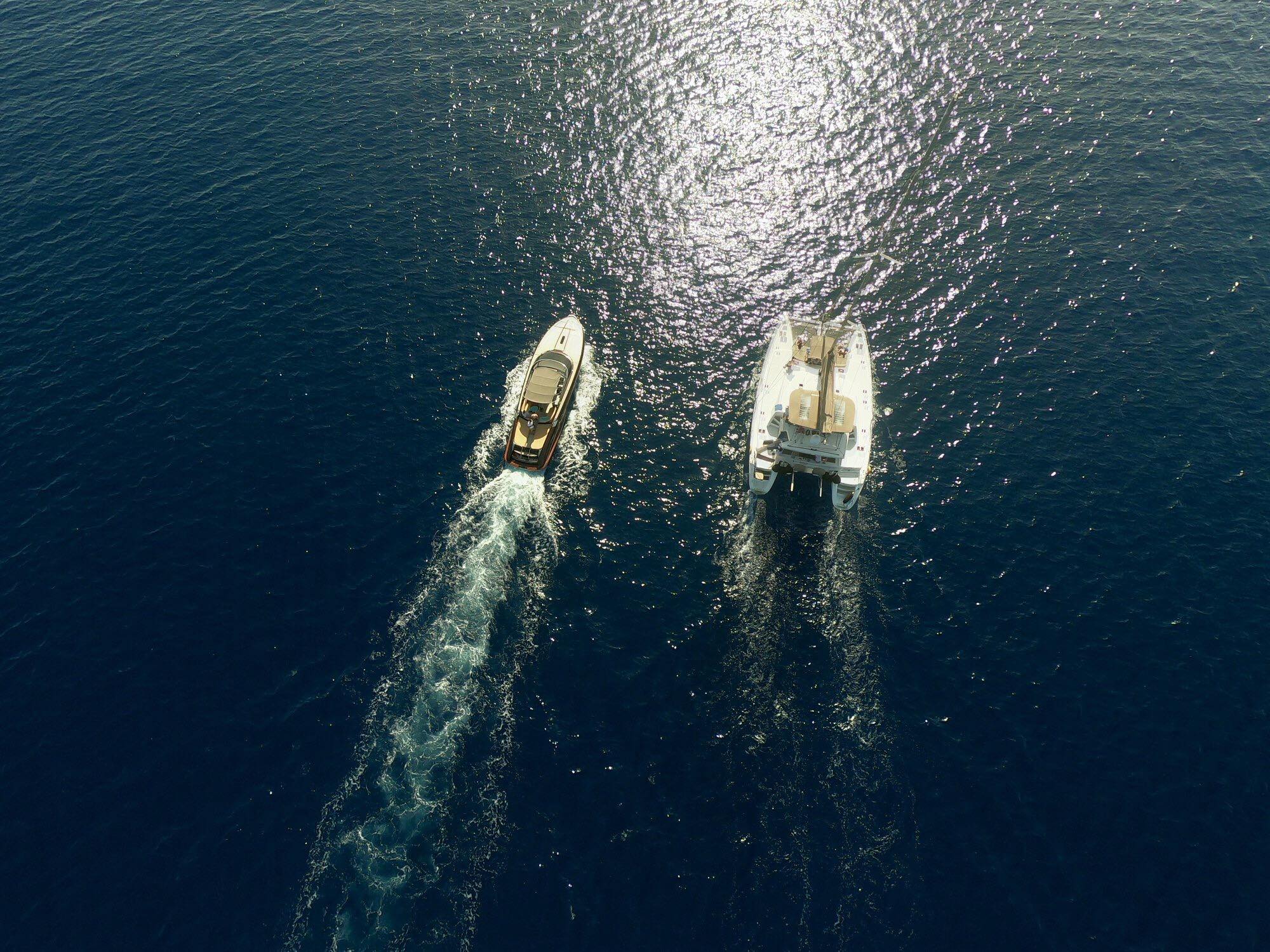 Cruzeiro de barco ao pôr do sol em Santorini