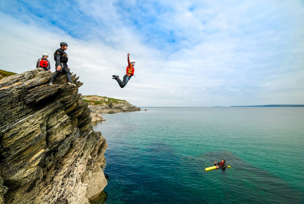 Coasteering na Cornualha