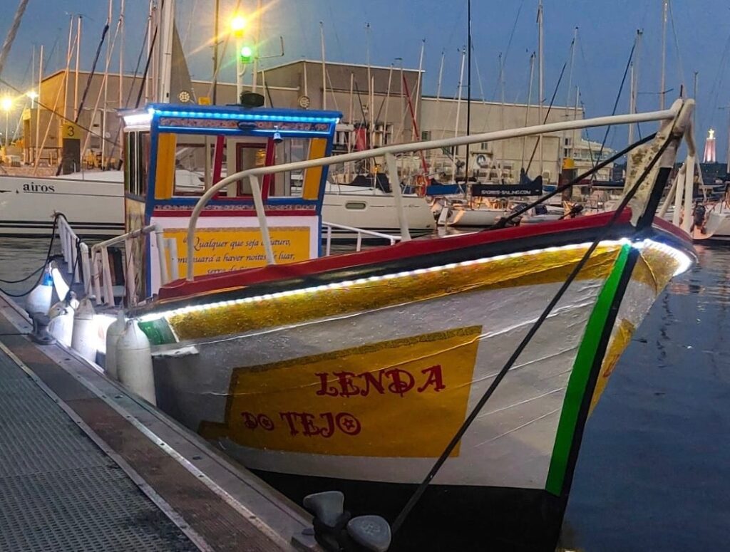 Passeio de barco tradicional em Lisboa