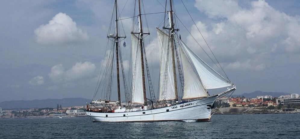 Sonnenuntergang auf einem Segelschiff in Lissabon