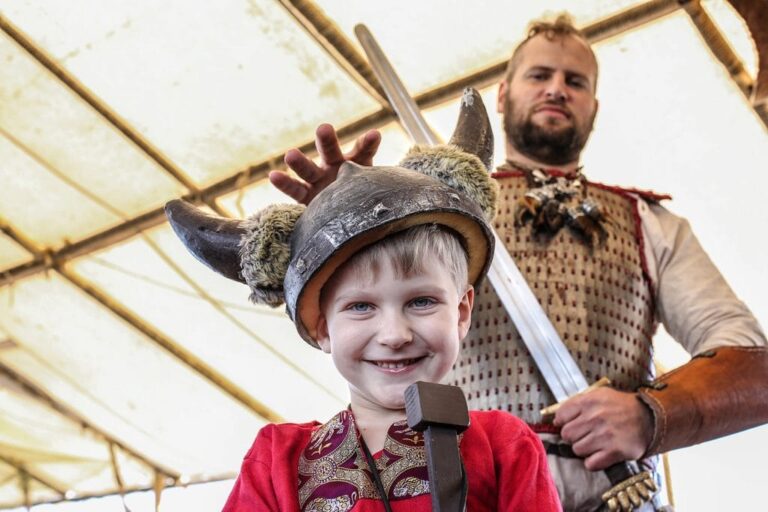 Valken en dolfijnen kijken vanaf een Vikingschip op Tenerife