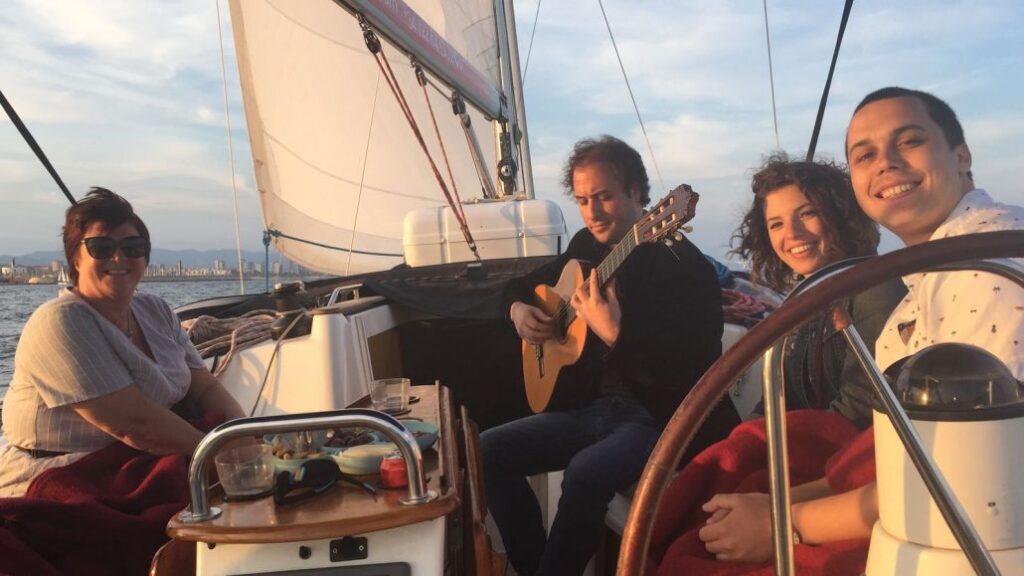 Crucero al atardecer con música de guitarra en directo en Barcelona