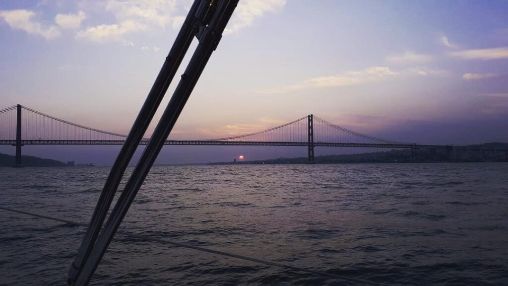 Catamarã à vela privado em Lisboa (até 16 pessoas)