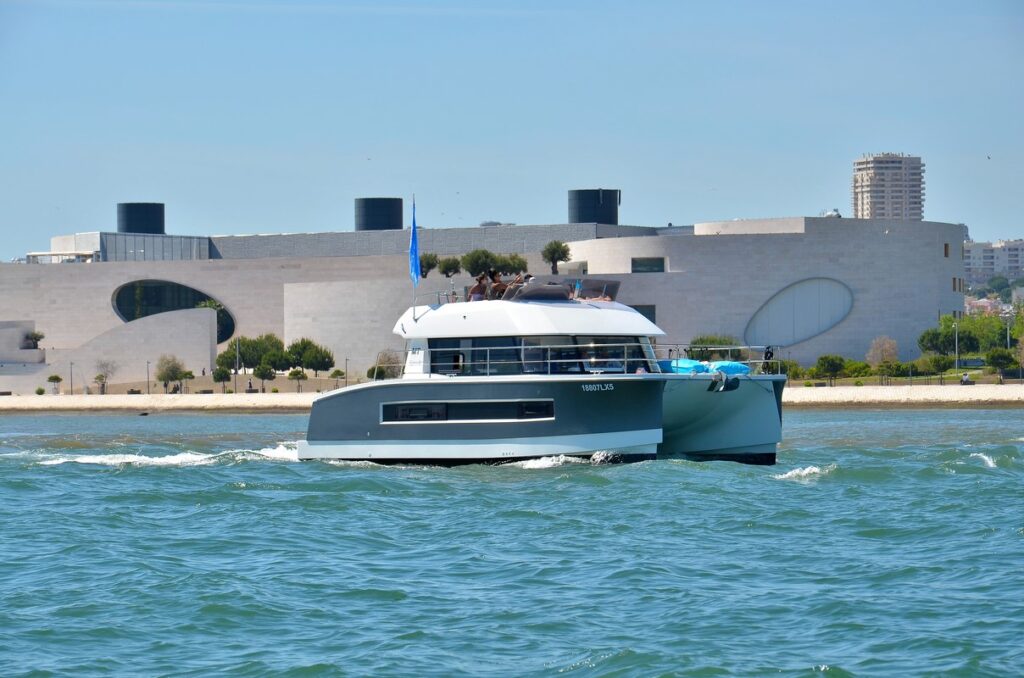 Catamarã a motor privado em Lisboa (até 18 pessoas)