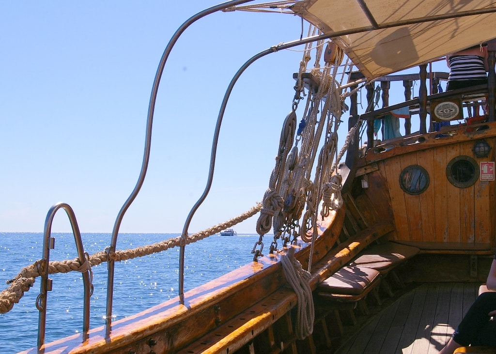 Excursión a las grutas de Portimão en un barco pirata