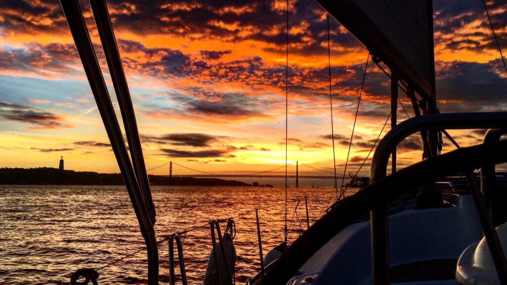 Cruzeiro ao pôr do sol em Lisboa