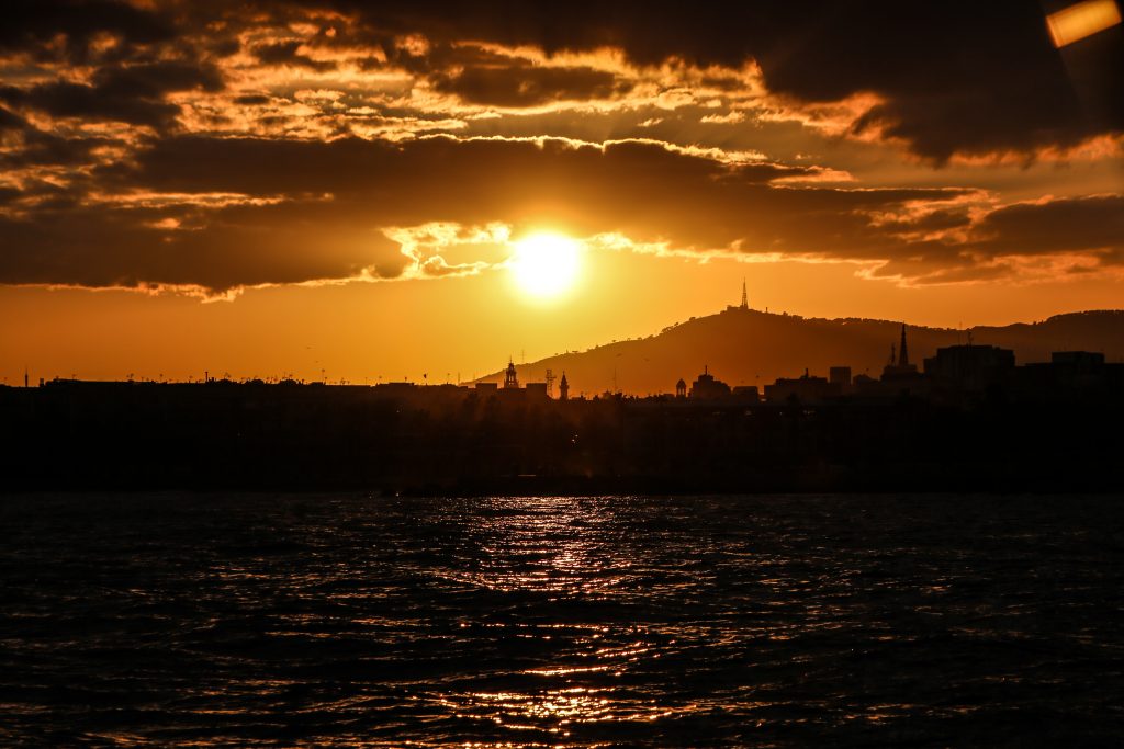 Private Segeltour zum Sonnenuntergang in Barcelona