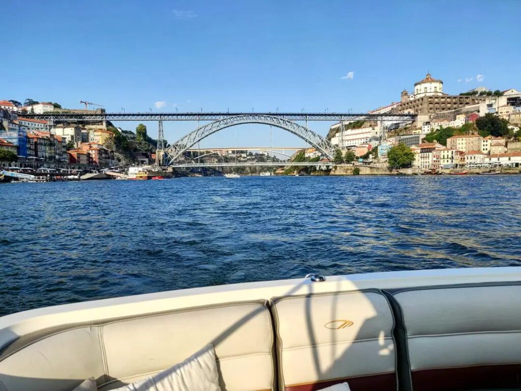 Paseo en barco por el puente Dom Luís de Oporto