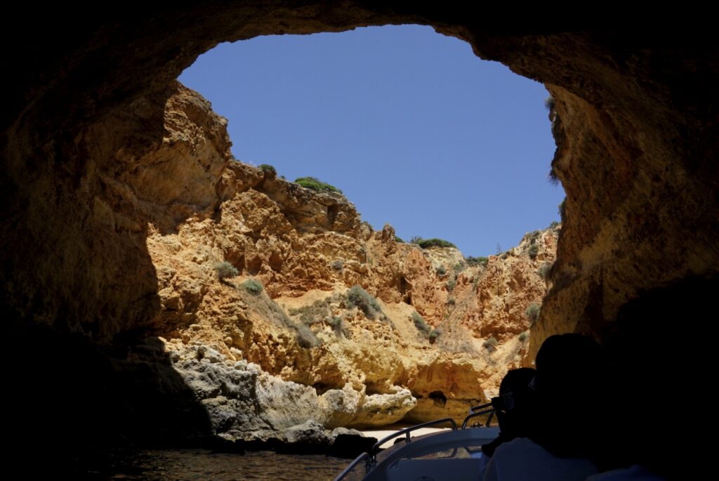 Discover the impressive cave of Benagil!