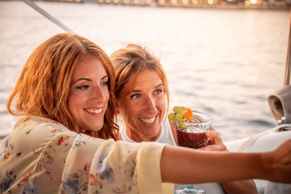 Passeio à vela em Barcelona com um workshop de sangria a bordo