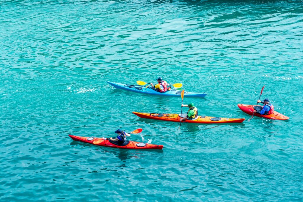 Os melhores desportos aquáticos no mar para estudantes universitários