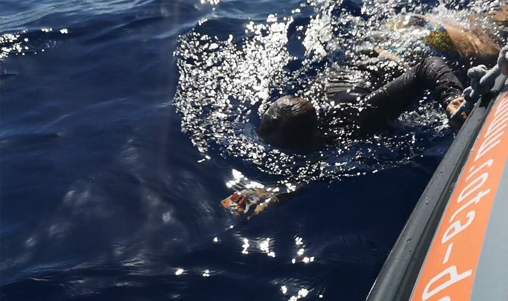 Te sujetarás al barco con una cuerda