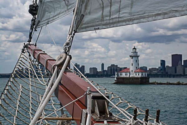 14281-discover-chicago-s-skyline-from-a-sailboat-1673449245