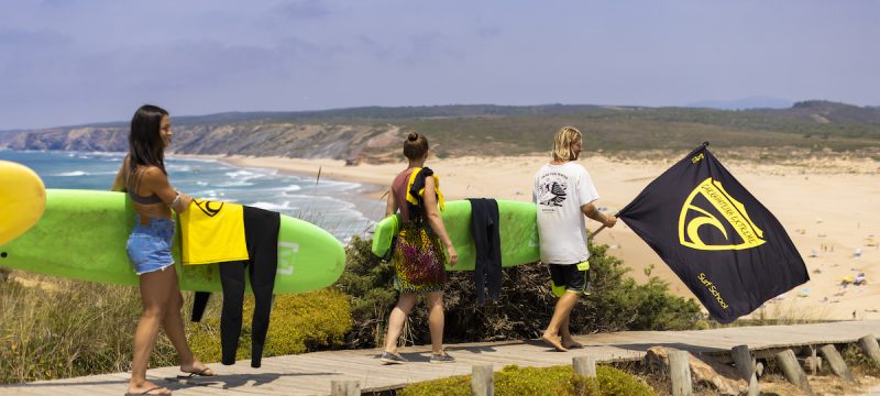 14753-surf-lesson-in-bordeira-carrapateira-1673625158