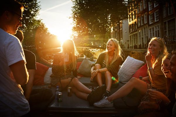 18709-canal-boat-cruise-in-amsterdam-1679063187