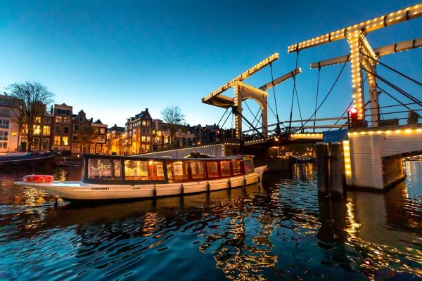 18720-evening-boat-cruise-in-amsterdam-1679063610