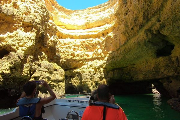 18766-benagil-caves-tridente-boat-trips-algarve-armacao-de-pera-open-sky-4-1679072447