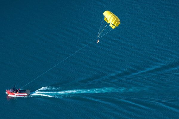 20588-parasailing-in-barcelona-1685370301