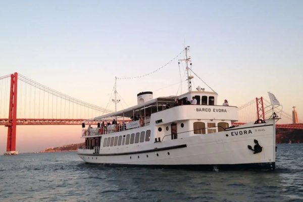 22225-party-boat-lisbon-for-nye-1698763566