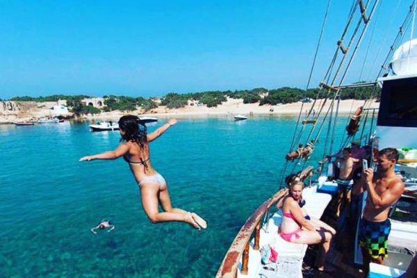 3550-take-a-refreshing-dive-during-the-mykonos-cruise-1575398558