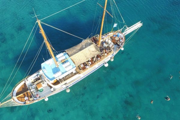 3551-come-on-board-of-our-beautiful-sailing-boat-from-mykonos-to-delos-1679412985