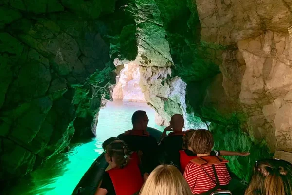 Boat tour caves Salema